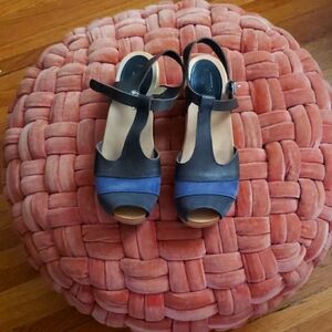 Cute tee strap clog sandils